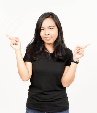 Beyaz Arkaplanda Güzel Asyalı Kadın Başparmaklarıyla İki Ürün Göstermek ve Göstermek