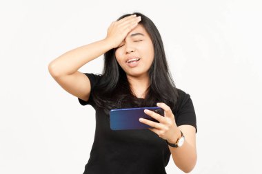 Beyaz Arkaplanda İzole Edilmiş Güzel Asyalı Kadın 'ın akıllı telefonuyla Mobil Oyun oynamak