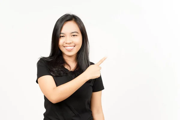 Mostrando Prodotto Puntando Lato Bella Donna Asiatica Isolato Sfondo Bianco — Foto Stock