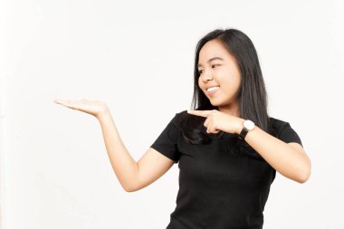 Beyaz arka planda tecrit edilmiş güzel Asyalı Kadın Açık Avuç 'ta Ürünleri Gösterme ve Sunma