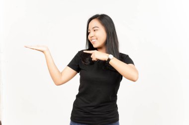 Beyaz arka planda tecrit edilmiş güzel Asyalı Kadın Açık Avuç 'ta Ürünleri Gösterme ve Sunma