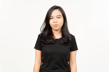 Gülümse ve beyaz arka planda izole edilmiş güzel Asyalı kadının kamerasına bak.