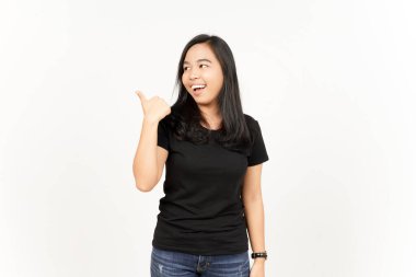 Sunan ve Gösteren Yan Ürünler Beyazın Üzerinde İzole Edilmiş Güzel Asyalı Kadın Başparmağını Kullanıyor