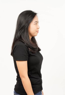 Beyaz arka planda tecrit edilmiş Güzel Asyalı Kadın 'ın yan görüntüsü