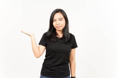 Beyaz arka planda tecrit edilmiş güzel Asyalı Kadın Açık Avuç 'ta Ürünleri Gösterme ve Sunma