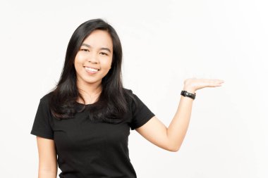 Beyaz arka planda tecrit edilmiş güzel Asyalı Kadın Açık Avuç 'ta Ürünleri Gösterme ve Sunma