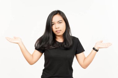 Şaşkın, beyaz arka planda tecrit edilmiş güzel bir Asyalı kadının el hareketi bilmiyorum.