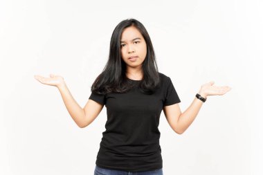 Şaşkın, beyaz arka planda tecrit edilmiş güzel bir Asyalı kadının el hareketi bilmiyorum.