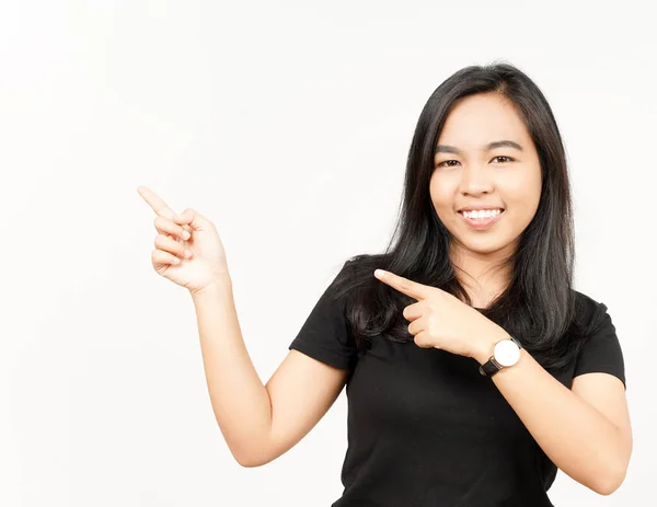 Mostrando Prodotto Puntando Lato Bella Donna Asiatica Isolato Sfondo Bianco — Foto Stock