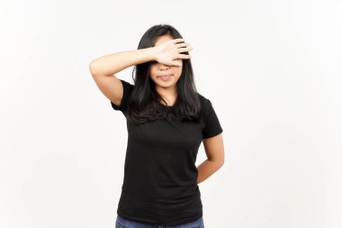 Beyaz arka planda izole edilmiş güzel Asyalı kadının kollarıyla kaplayan gözler.