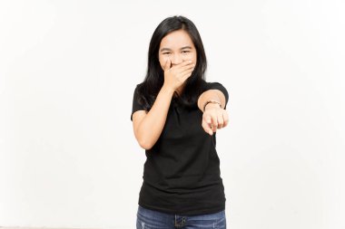 Seni işaret ediyor ve beyaz arka planda yalnız bırakılmış güzel Asyalı kadına gülüyor.