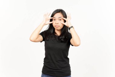 Beyaz arka planda tecrit edilmiş güzel Asyalı kadının gözlerini açmaya çalışıyorum.