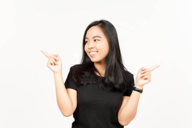 Beyaz arka planda izole edilmiş Güzel Asyalı Kadın 'ın işaret parmağıyla iki ürün.