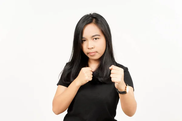 白い背景に隔離された美しいアジアの女性と戦うために拳をパンチ — ストック写真