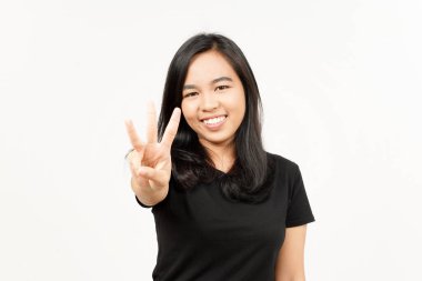 Beyaz arka planda izole edilmiş güzel bir Asyalı kadının üç parmağını gösteriyor.