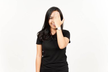 Beyaz arka planda izole edilmiş güzel Asyalı kadının gülümse ve yüzünü ört.