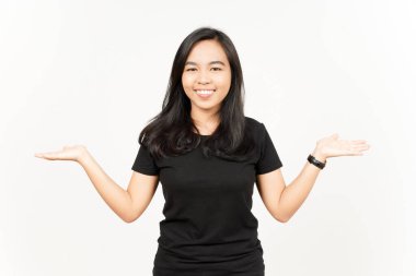 Açık Avuç 'ta Beyaz Yüzlü Güzel Asyalı Kadının İki Ürününü Sunar ve Gösterir