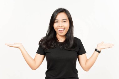 Açık Avuç 'ta Beyaz Yüzlü Güzel Asyalı Kadının İki Ürününü Sunar ve Gösterir