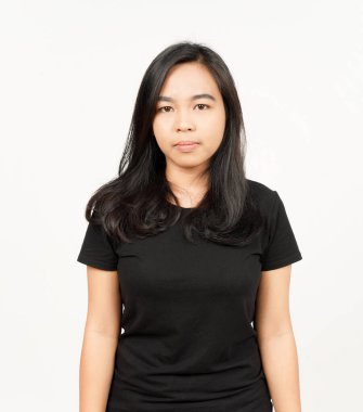 Ciddi bir yüz ve beyaz arka planda tecrit edilmiş güzel bir Asyalı kadının kamerasına bakıyor.