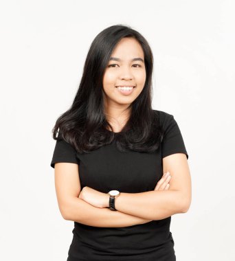 Kollarını kavuşturup gülümse ve beyaz arka planda tecrit edilmiş güzel Asyalı kadının kamerasına bak.