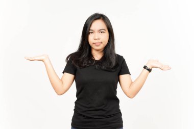 Açık Avuç 'ta Beyaz Yüzlü Güzel Asyalı Kadının İki Ürününü Sunar ve Gösterir