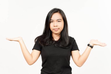 Açık Avuç 'ta Beyaz Yüzlü Güzel Asyalı Kadının İki Ürününü Sunar ve Gösterir