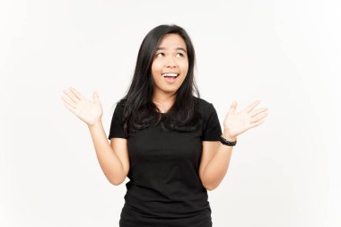 Evet, beyaz arka planda tecrit edilmiş güzel Asyalı kadının mutlu bir jesti.