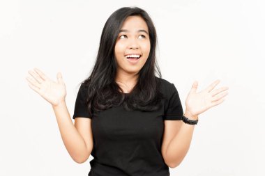 Evet, beyaz arka planda tecrit edilmiş güzel Asyalı kadının mutlu bir jesti.