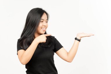 Beyaz arka planda tecrit edilmiş güzel Asyalı Kadın Açık Avuç 'ta Ürünleri Gösterme ve Sunma