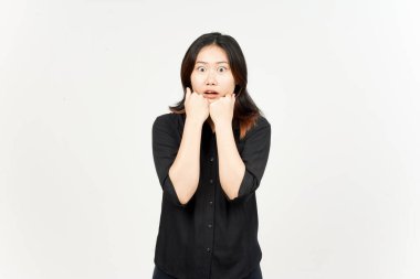 Beyaz arka planda izole edilmiş güzel Asyalı kadının şok olmuş yüz ifadesi.