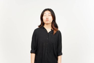 Beyaz arka planda izole edilmiş güzel Asyalı kadının komik öpücükleri.