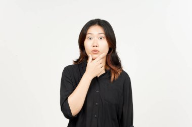 Beyaz arka planda izole edilmiş güzel Asyalı kadının şok olmuş yüz ifadesi.