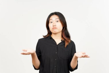 Şaşkın, beyaz arka planda tecrit edilmiş güzel bir Asyalı kadının el hareketi bilmiyorum.