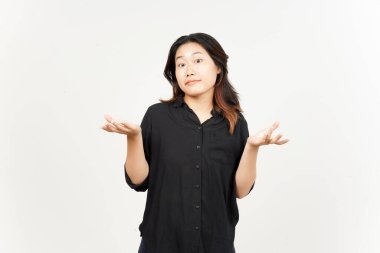 Şaşkın, beyaz arka planda tecrit edilmiş güzel bir Asyalı kadının el hareketi bilmiyorum.