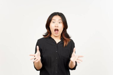 Beyaz arka planda tecrit edilmiş güzel Asyalı kadının mutlu yüz ifadesi.