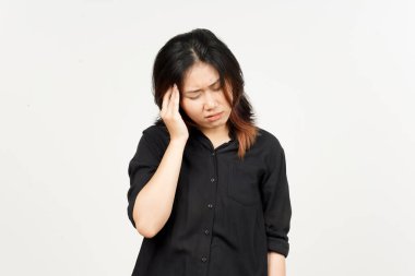 Beyaz arka planda izole edilmiş güzel Asyalı kadının baş ağrısı.