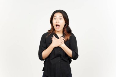 Beyaz arka planda tecrit edilmiş güzel Asyalı kadının mutlu yüz ifadesi.