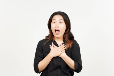 Beyaz arka planda tecrit edilmiş güzel Asyalı kadının mutlu yüz ifadesi.