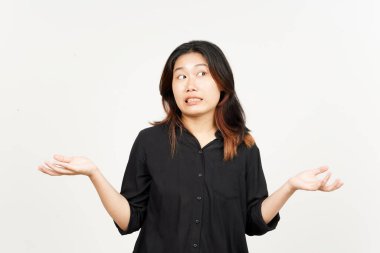 Şaşkın, beyaz arka planda tecrit edilmiş güzel bir Asyalı kadının el hareketi bilmiyorum.