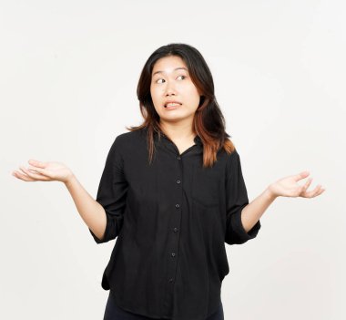 Şaşkın, beyaz arka planda tecrit edilmiş güzel bir Asyalı kadının el hareketi bilmiyorum.