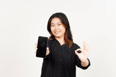 Beyaz Arkaplanda İzole Edilmiş Güzel Asyalı Kadın 'ın Boş Ekran Telefonundaki Uygulamaları veya İlanları Gösteriliyor