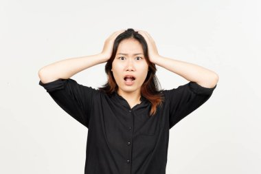 Beyaz arka planda izole edilmiş güzel Asyalı kadının şok olmuş yüz ifadesi.