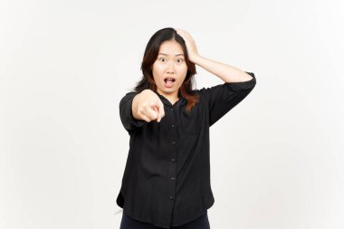 Beyaz arka planda izole edilmiş güzel Asyalı kadının şok olmuş yüz ifadesi.