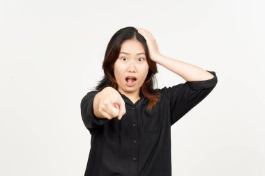 Beyaz arka planda izole edilmiş güzel Asyalı kadının şok olmuş yüz ifadesi.