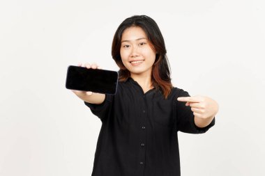 Beyaz Arkaplanda İzole Edilmiş Güzel Asyalı Kadın 'ın Boş Ekran Telefonundaki Uygulamaları veya İlanları Gösteriliyor