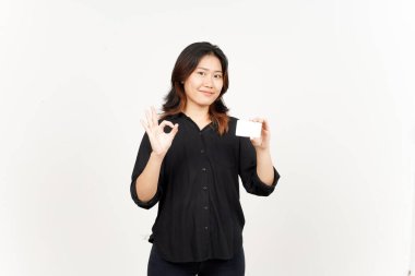 Beyaz arka planda tecrit edilmiş güzel Asyalı kadının banka kartı ya da kredi kartı.