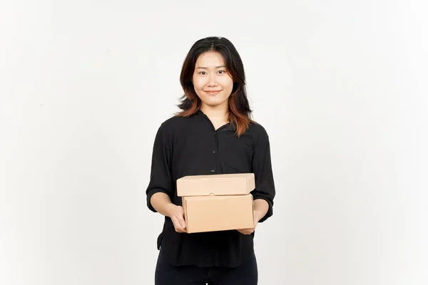 Holding Pakket Doos Kartonnen Doos Van Mooie Aziatische Vrouw Geïsoleerd — Stockfoto