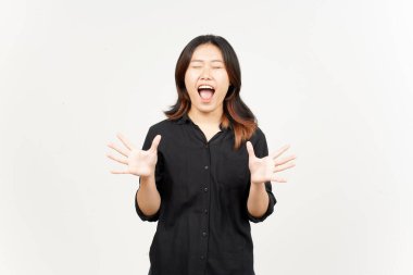 Beyaz arka planda tecrit edilmiş güzel Asyalı kadının bağırışları ve öfkeli jestleri