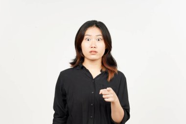 Seni ve beyaz arka planda tecrit edilmiş güzel Asyalı kadının kızgın yüzünü gösteriyor.