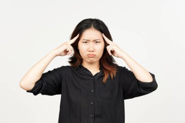 Beyaz arka planda izole edilmiş güzel Asyalı kadının baş ağrısı.